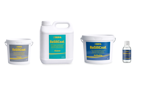 Bilden visar en burk Basilicoat primer 1l, en dunk Basilicoat cleaner 2,5l, , en burk Basilicoat anti-fouling 2l och en flaska Basilicoat aktivator 100ml 