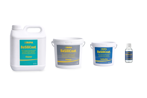 Bilden visar en dunk Basilicoat cleaner 2,5l, en burk Basilicoat primer 1l, en burk Basilicoat anti-fouling 0,75l och en flaska Basilicoat aktivator 100ml 